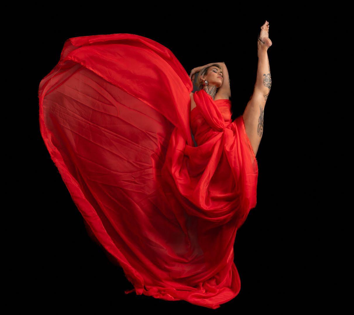 Laís em movimento, vestido vermelho em extensão