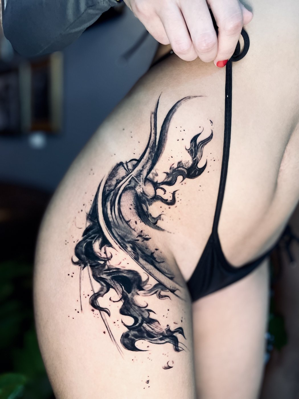 Tatuagem abstrata — fumaça e respingos em preto