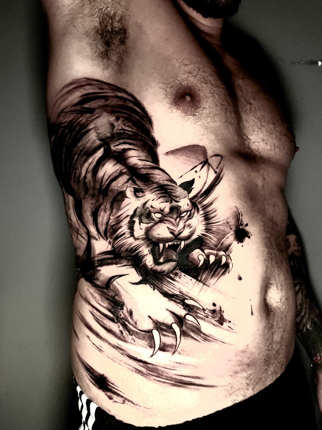 Tatuagem dark — tigre em preto e cinza