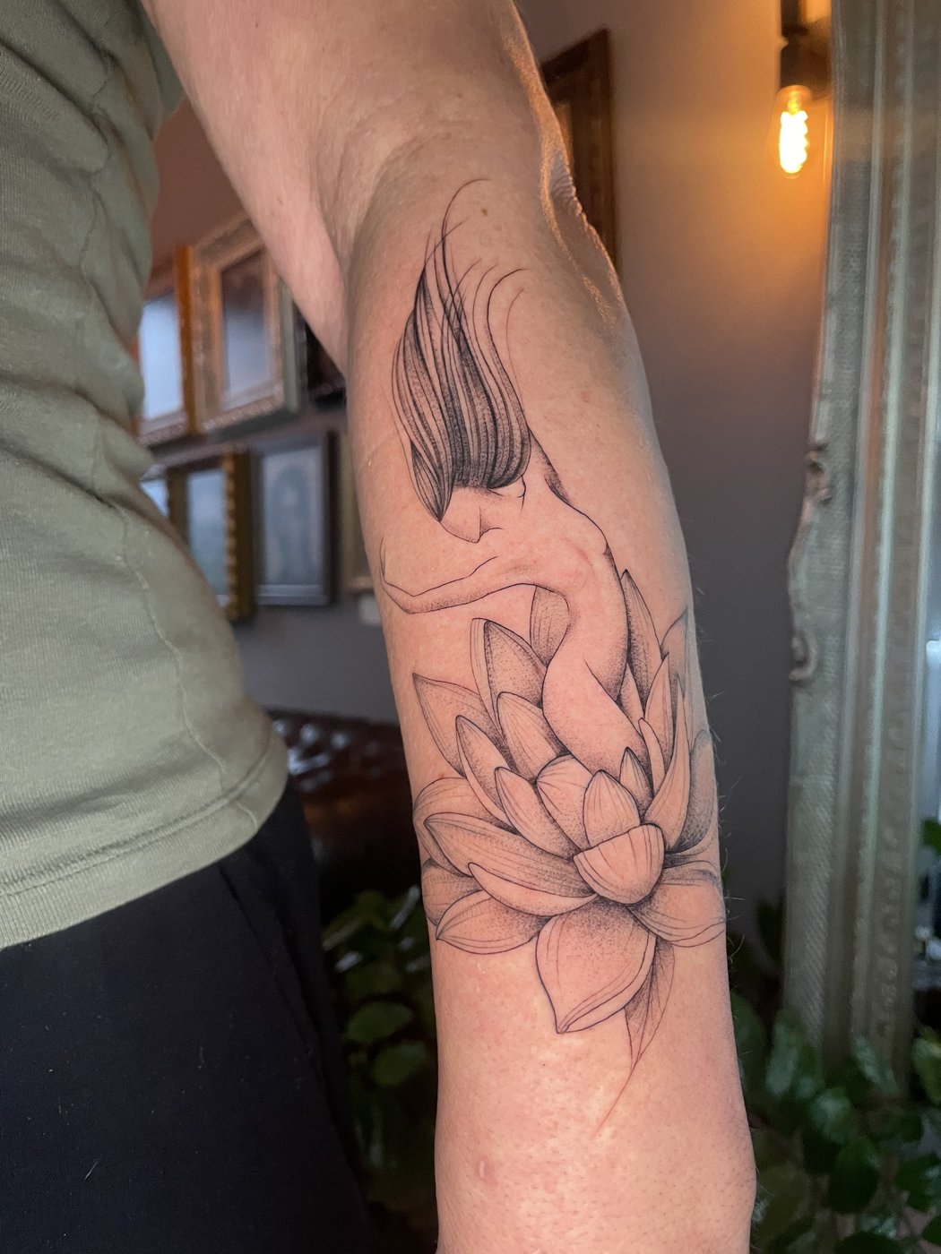 Tatuagem fine line — rosto e flor de lótus, traço fino