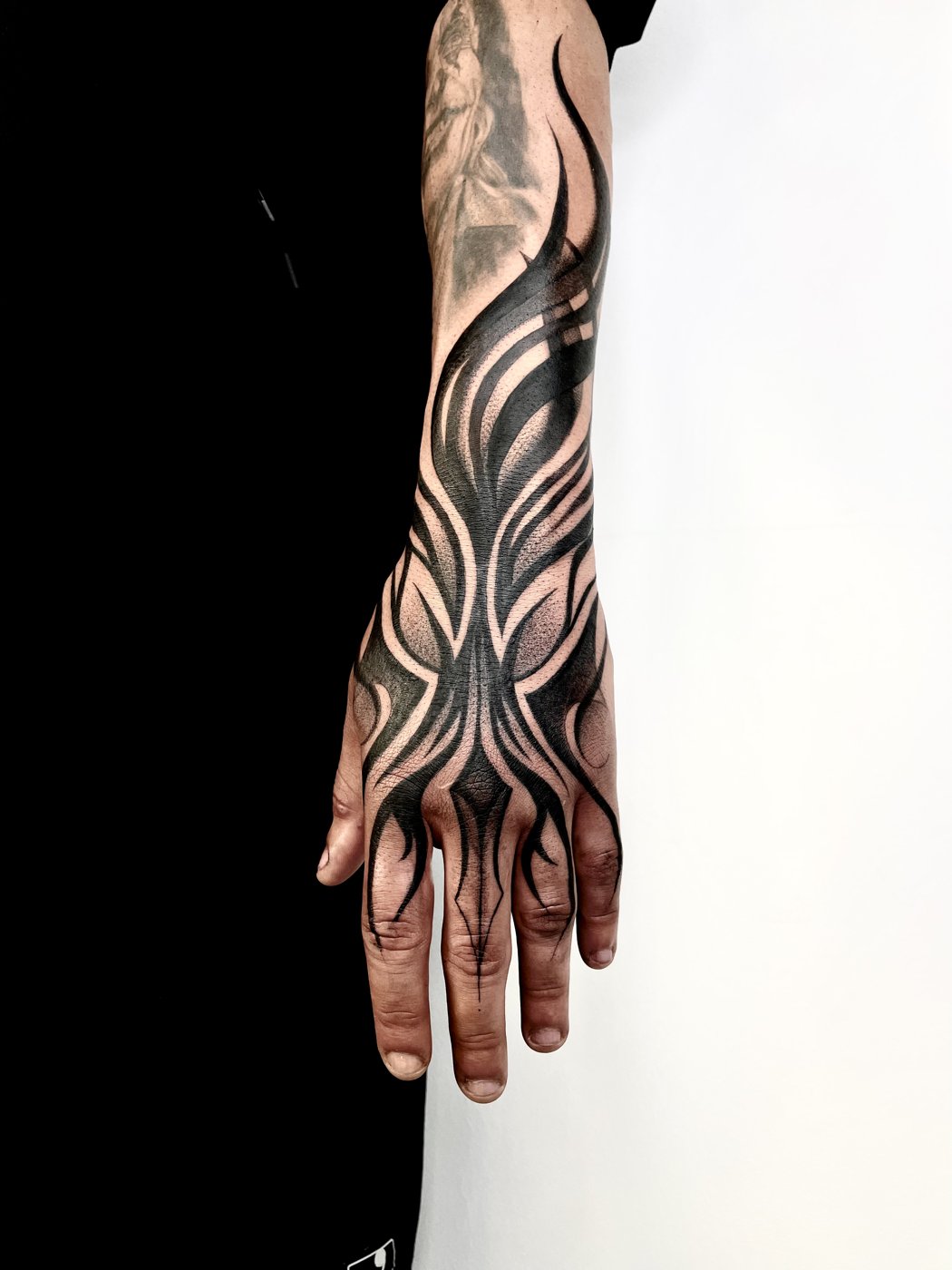 Tatuagem free hand — tribal na mão e antebraço