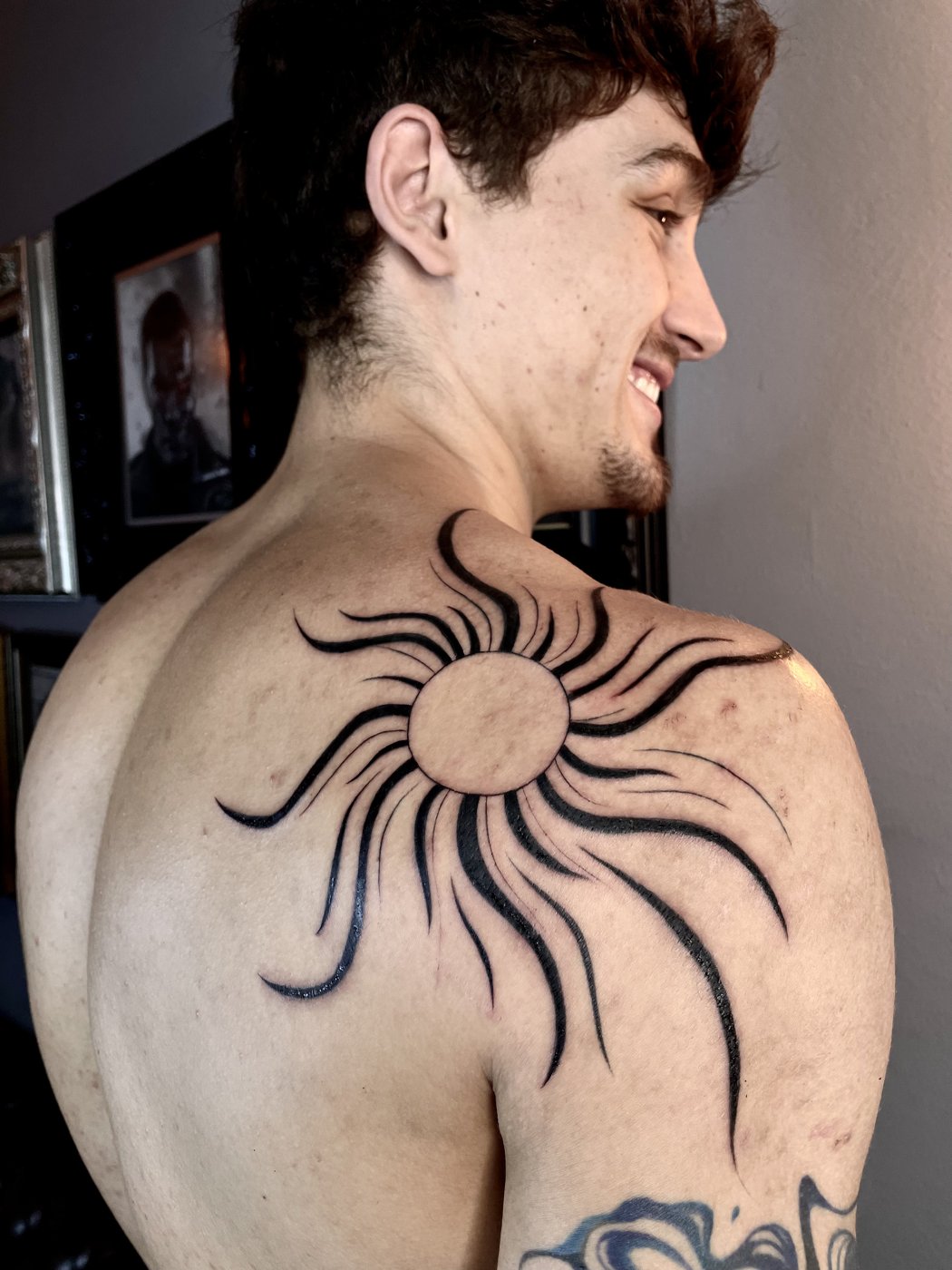 Tatuagem ornamental — sol tribal na omoplata
